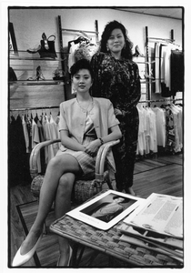 404859 Portret van Lidi Soeng en Angela Wu in hun kledingwinkel aan het Achter Clarenburg te Utrecht.